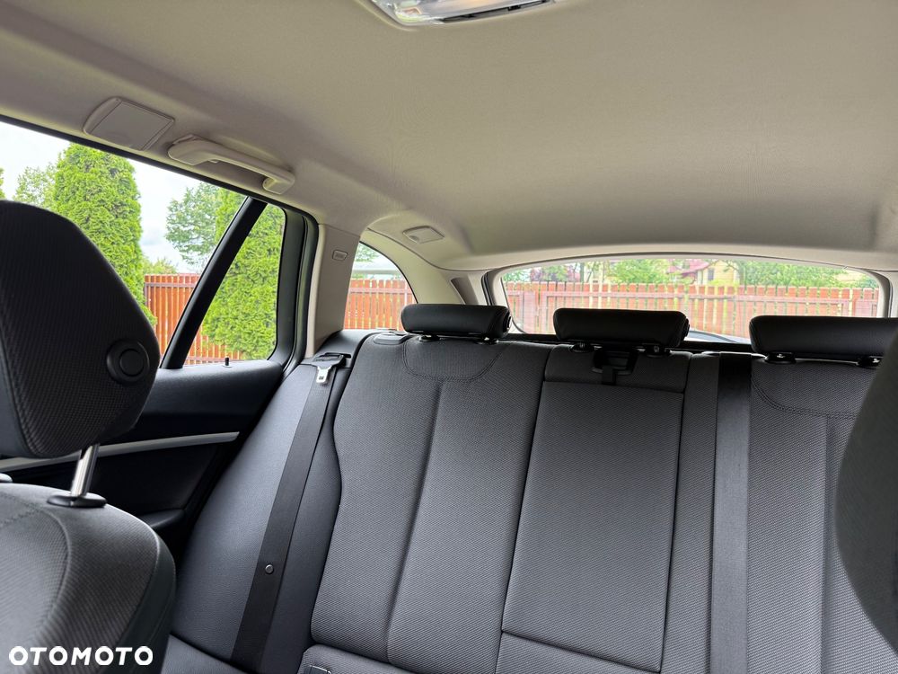 BMW Seria 3 318d Sport Line - 13