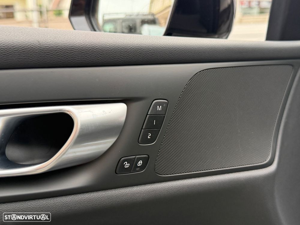 Volvo V60 2.0 B4 Plus Dark Auto - 12