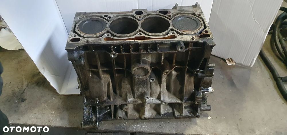 Silnik blok silnika słupek dół Audi A4 B6 1.6 ALZ - 5