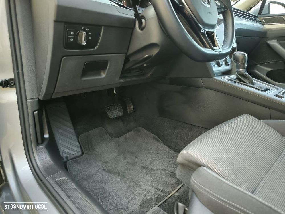 VW Passat 2.0 TDI Business P.DSG - 45