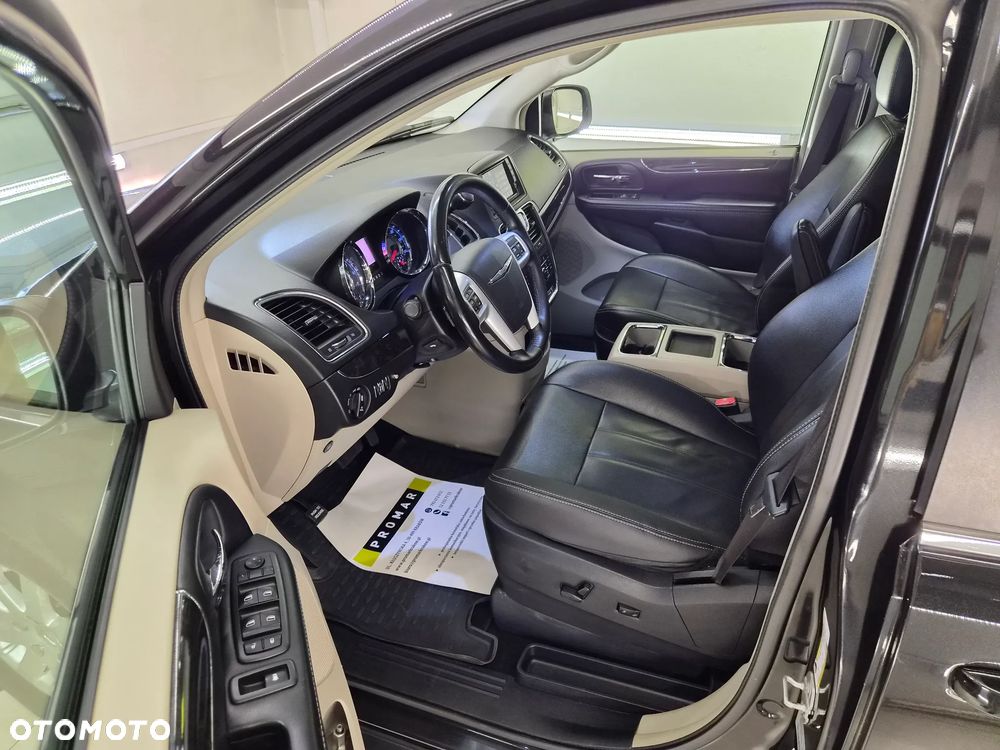 Chrysler Town & Country 3.6 Limited - 17