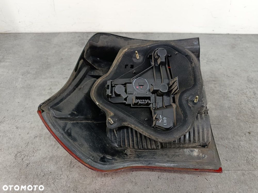 LAMPA TYLNA PRAWA TOYOTA COROLLA E12   KOITO HATCHBACK - 5