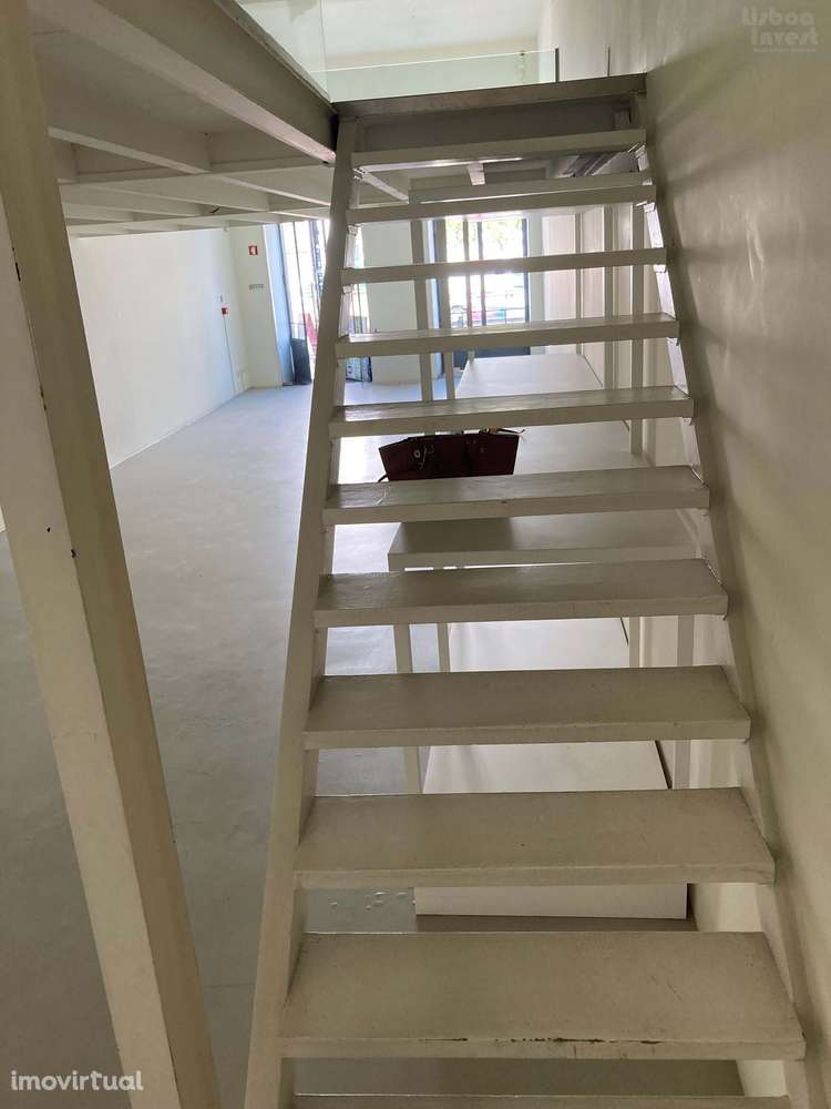 Loja remodelada, com 2 grandes montras, pé direito de 3,2m - Grande imagem: 2/11