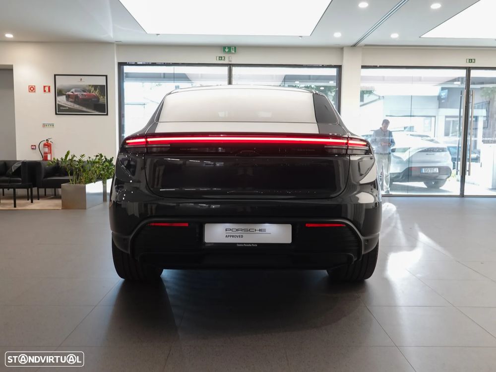 Porsche Macan Electric 4 - 6