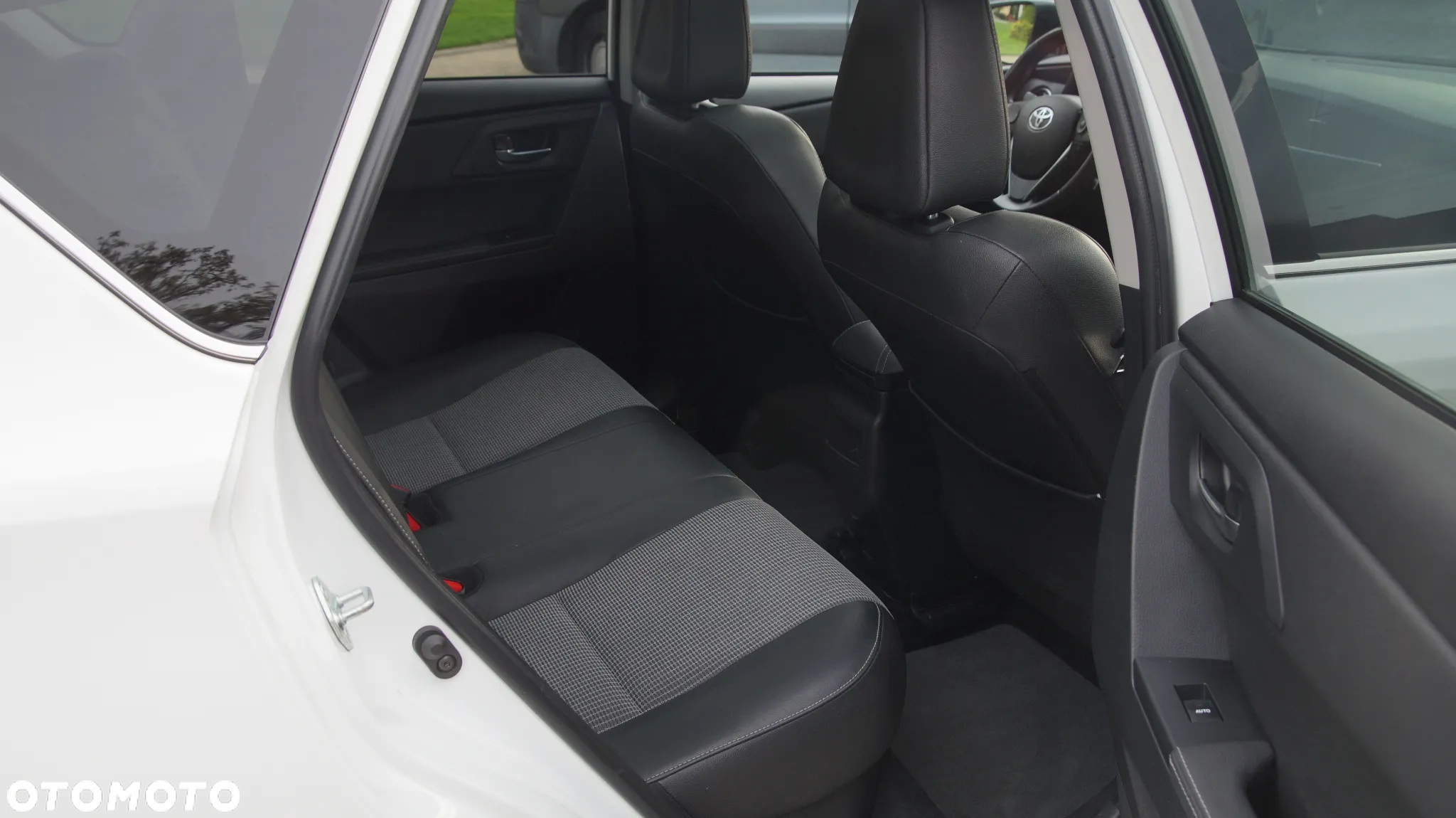 Toyota Auris Hybrid 135 Prestige - 10