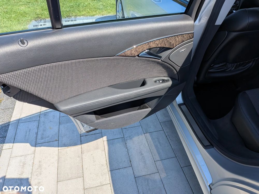 Mercedes-Benz Klasa E 320 CDI 4-Matic T Avantgarde - 17