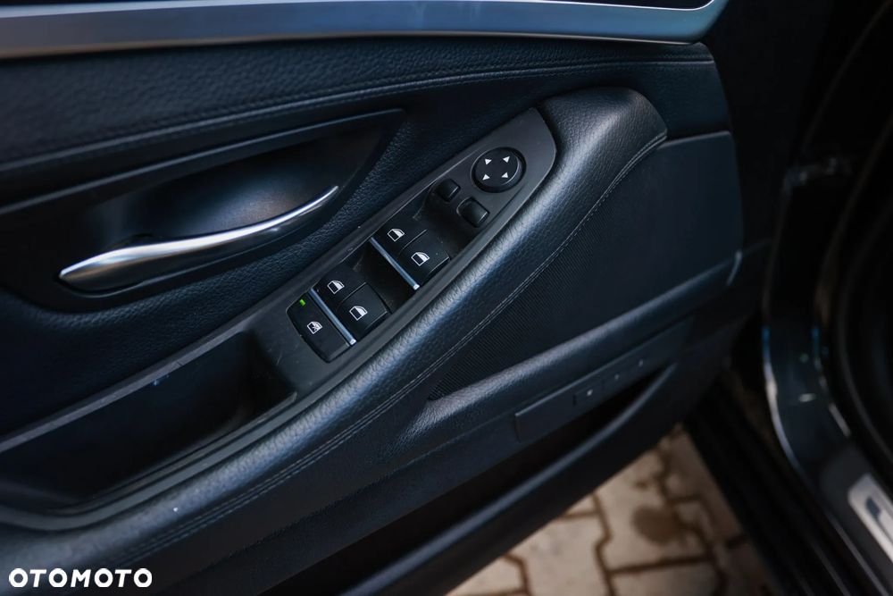 BMW Seria 5 525d Sport-Aut Luxury Line - 20