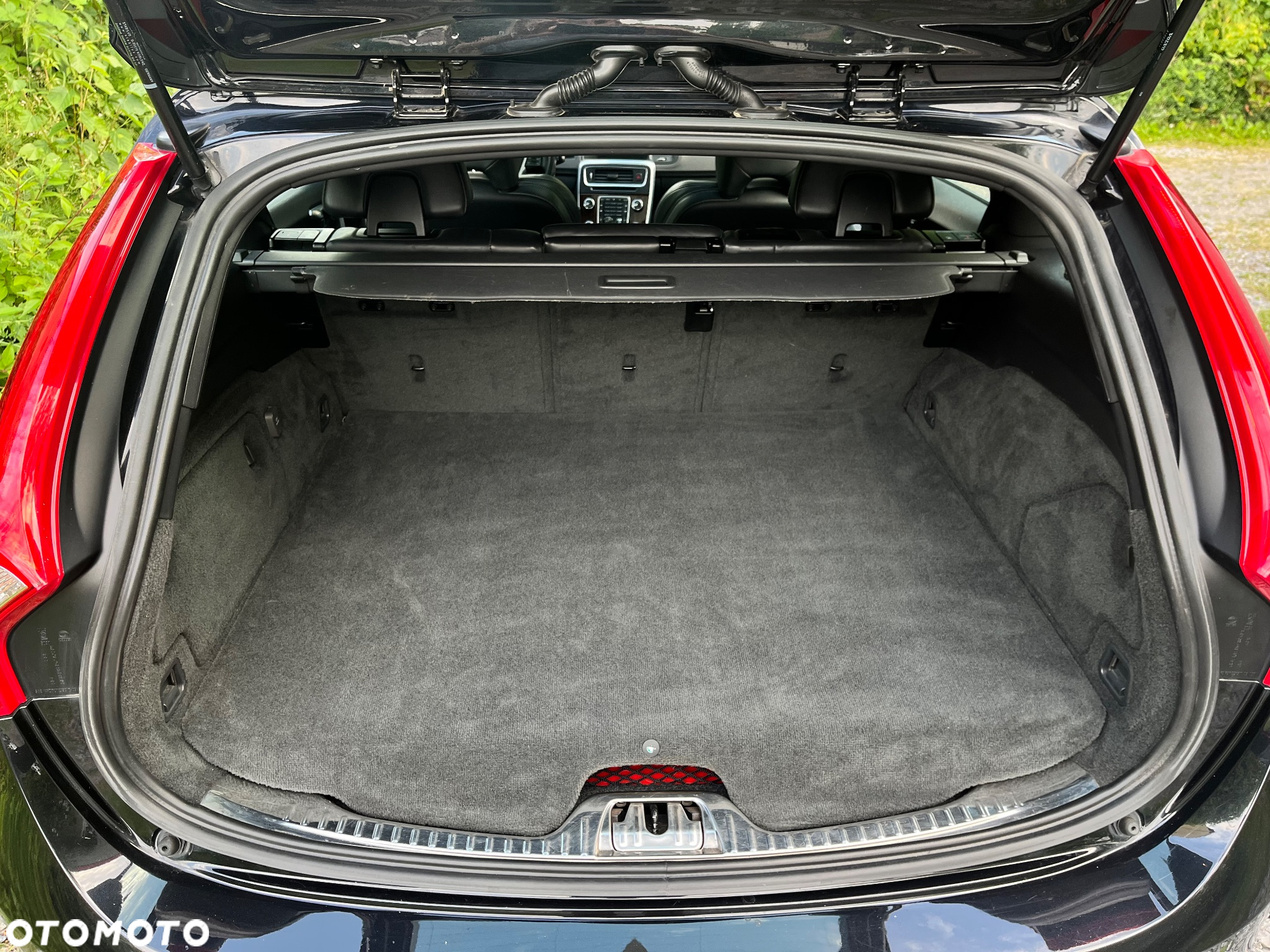 Volvo V60 D6 AWD Plug-in Hybrid R-Design Summum - 30