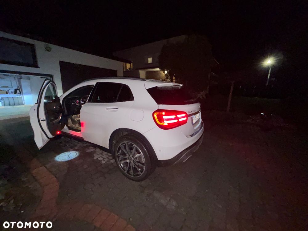 Mercedes-Benz GLA 250 4-Matic Urban - 28