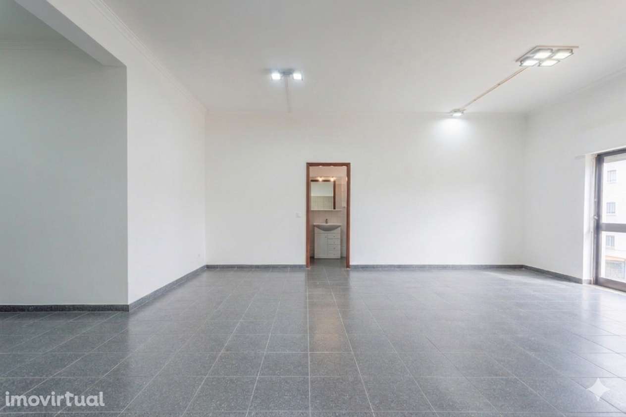 Loja c/ Excelente Luz Natural e Potencial de Conversão em Habitação T2 - Grande imagem: 4/20