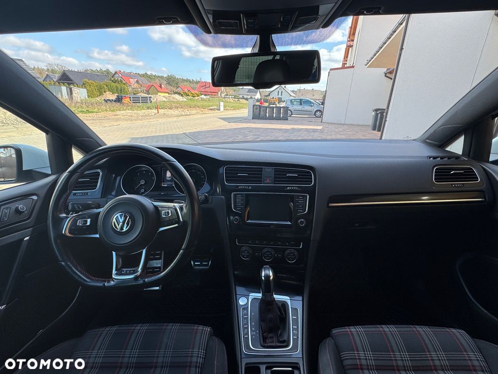 Volkswagen Golf - 10