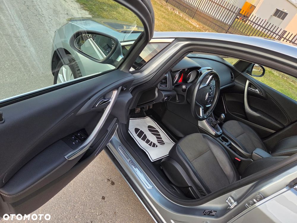 Opel Astra 1.6 Turbo Design Edition - 11