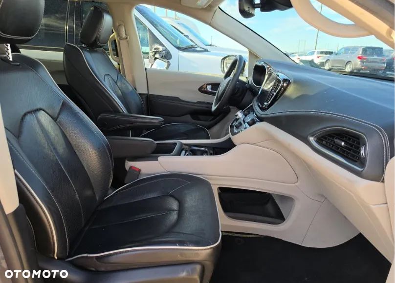 Chrysler Pacifica - 10