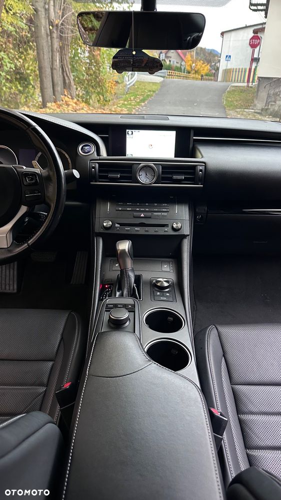 Lexus RC 300h - 29