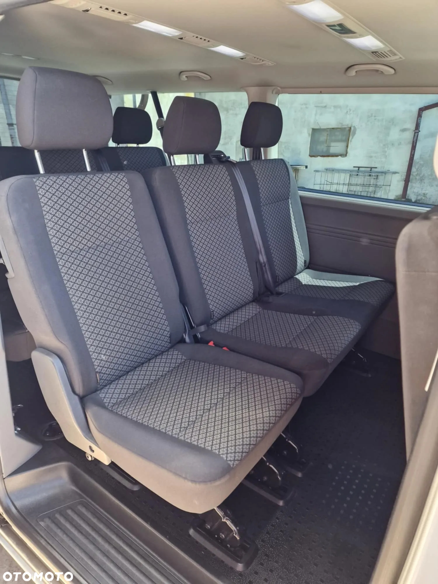 Volkswagen Caravelle - 8