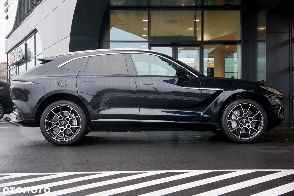 Aston Martin DBX - 8