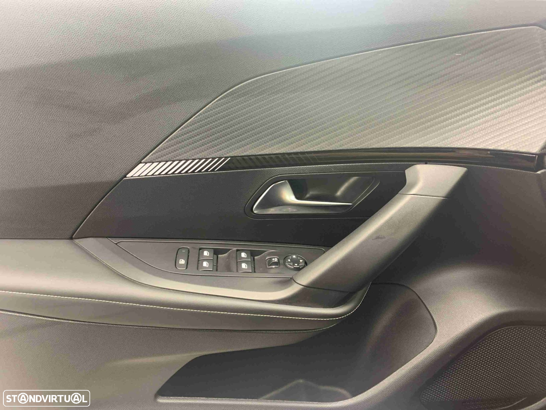 Peugeot 2008 1.2 PureTech Allure EAT8 - 11