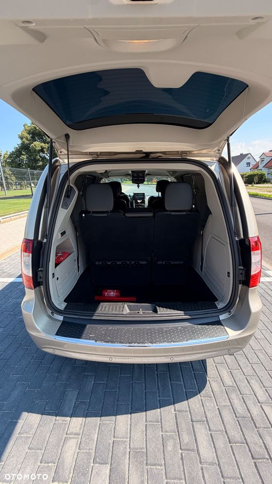 Chrysler Town & Country 3.6 Limited - 29