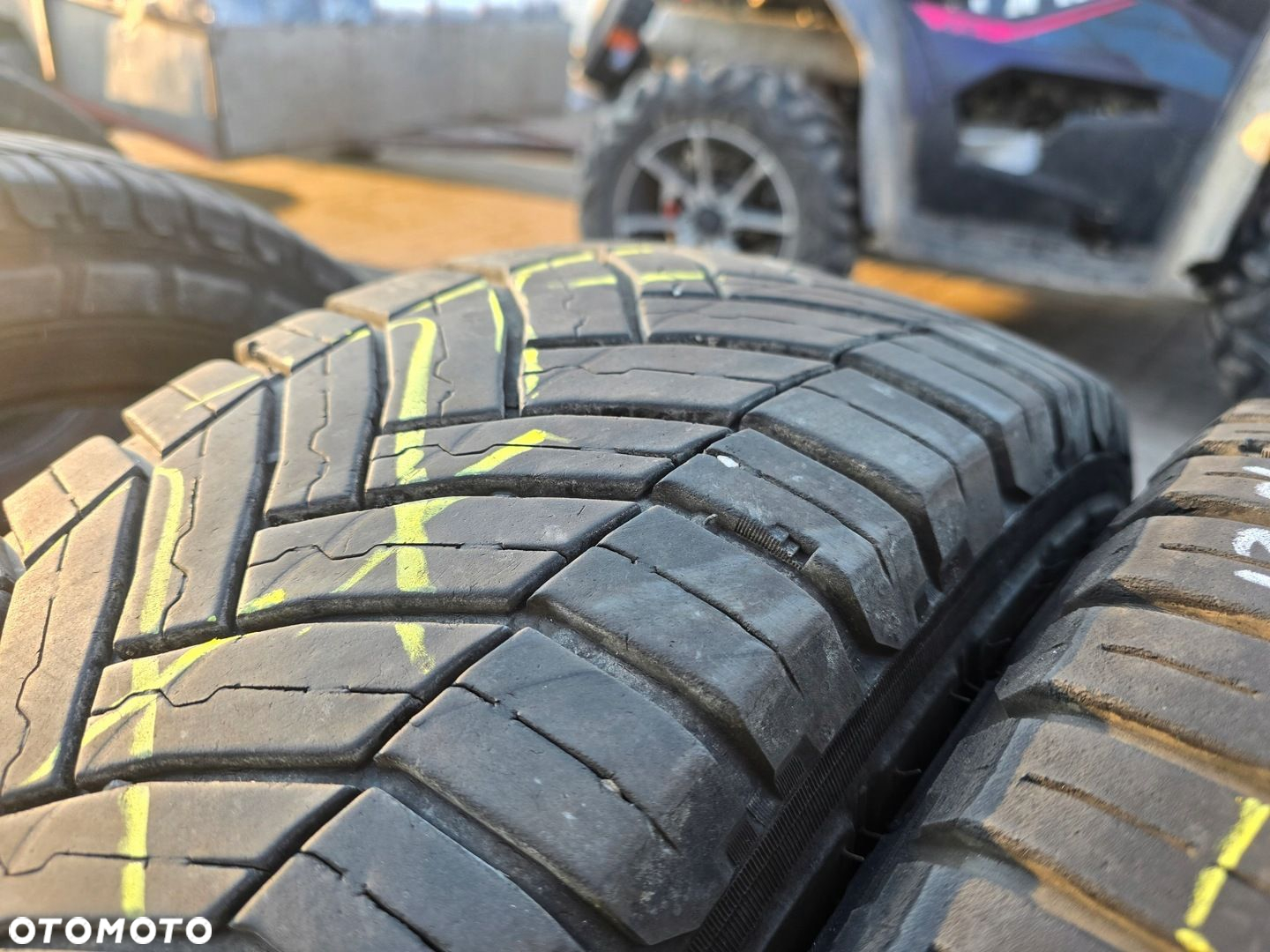 MICHELIN AGILIS CROSSCLIMATE 215/65R16C 109/107T 4X 21R - 2