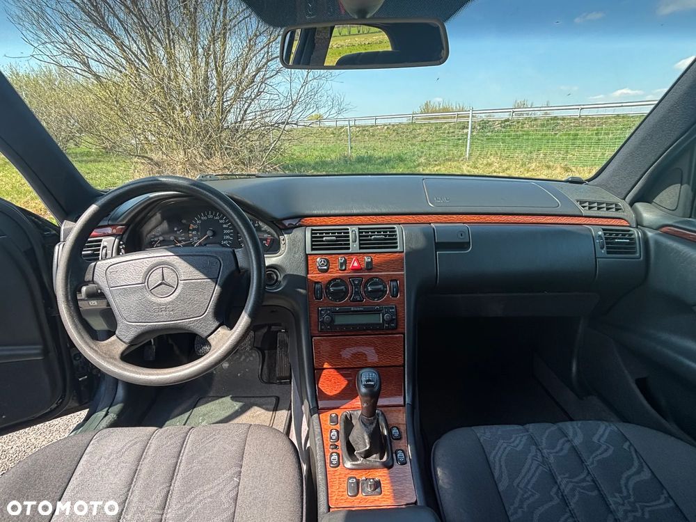 Mercedes-Benz Klasa E 200 - 9