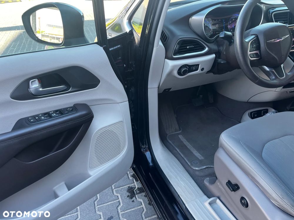 Chrysler Pacifica - 11