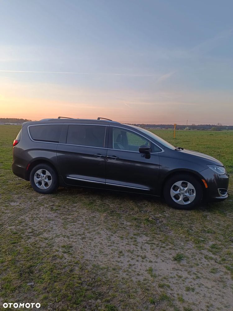 Chrysler Pacifica - 10