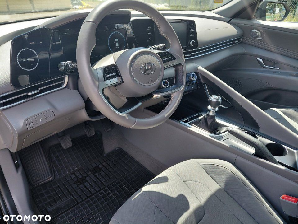 Hyundai Elantra - 12