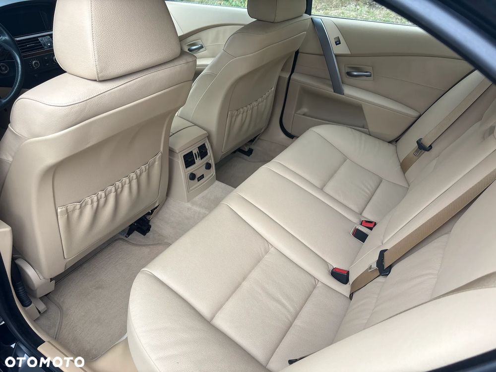 BMW Seria 5 525xi - 25