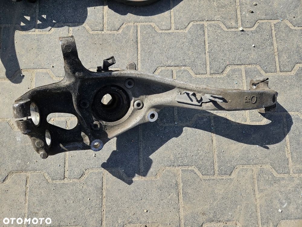 Zwrotnica prawa przód piasta Audi A4 B8 A5 8T 8K0407258S - 2