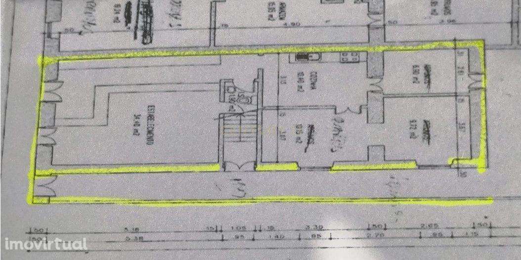 Edifício de dois pisos em pleno coração da cidade ( Montalvão) de Setú - Grande imagem: 3/5