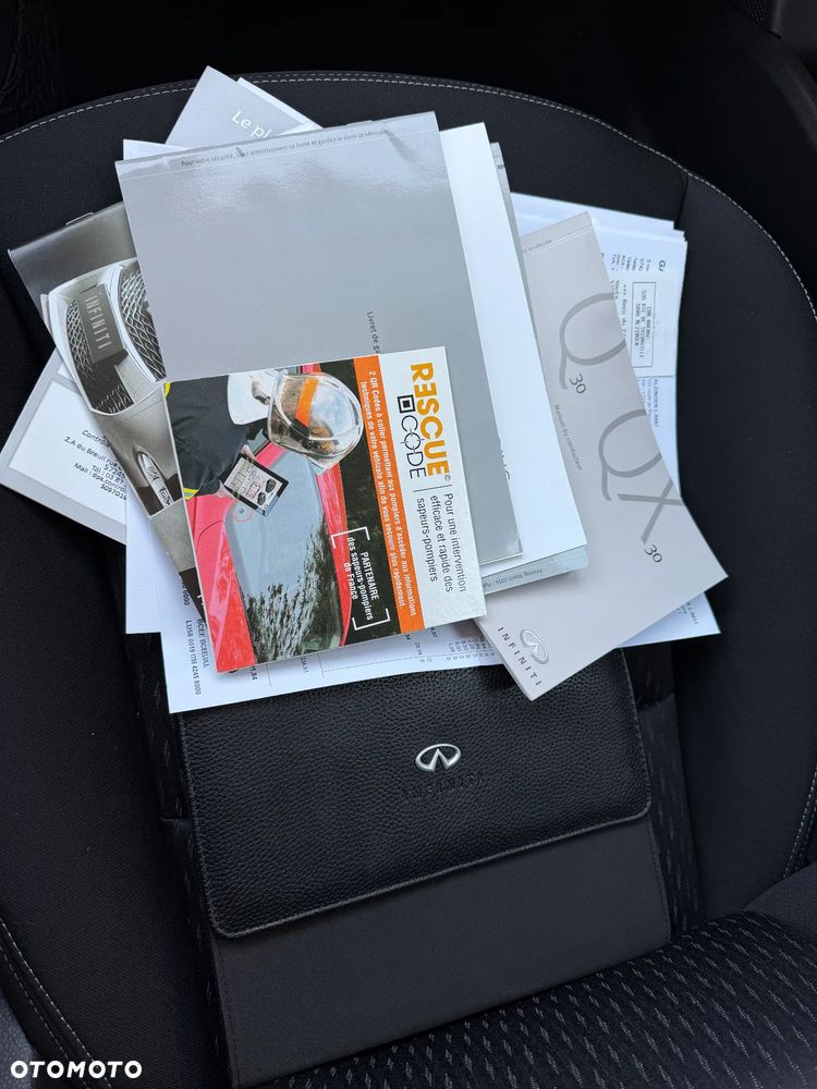 Infiniti Q30 1.5d Premium Tech Gallery White - 26