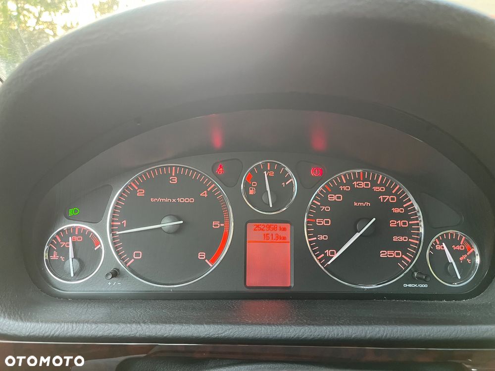Peugeot 407 2.0 HDI Premium navtech gama - 11