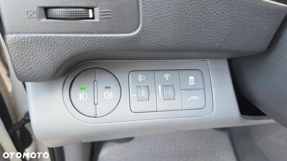 Hyundai H-1 Starex - 13