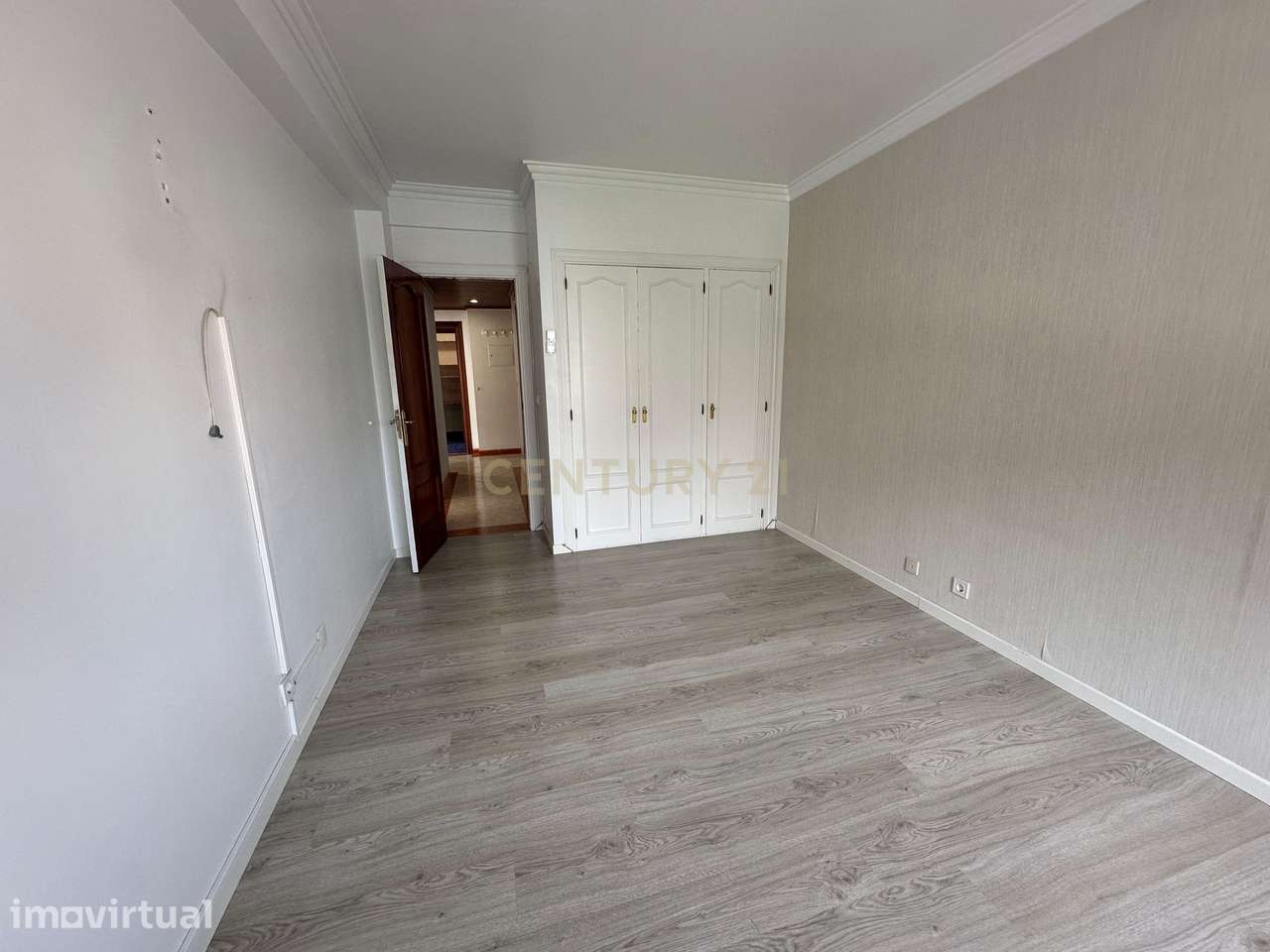 Apartamento T2 na Amora localização privilegiada com lugar de garagem - Grande imagem: 3/12