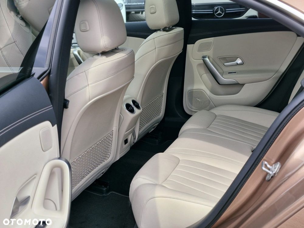 Mercedes-Benz CLA 200 Progressive 7G-DCT - 15