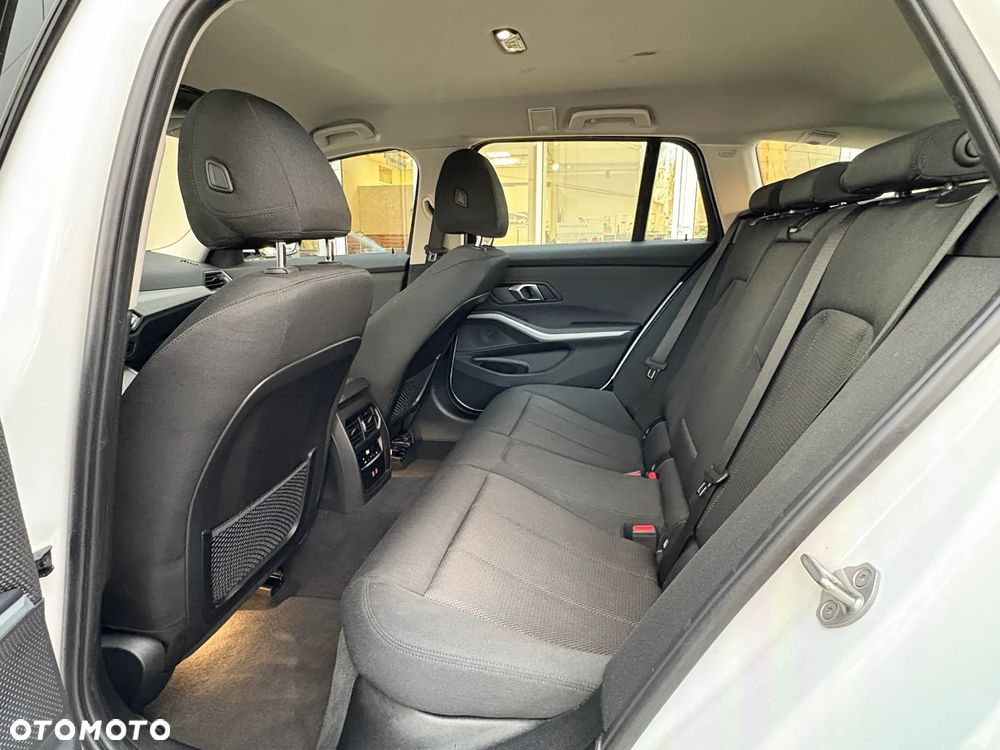 BMW Seria 3 320d xDrive - 17