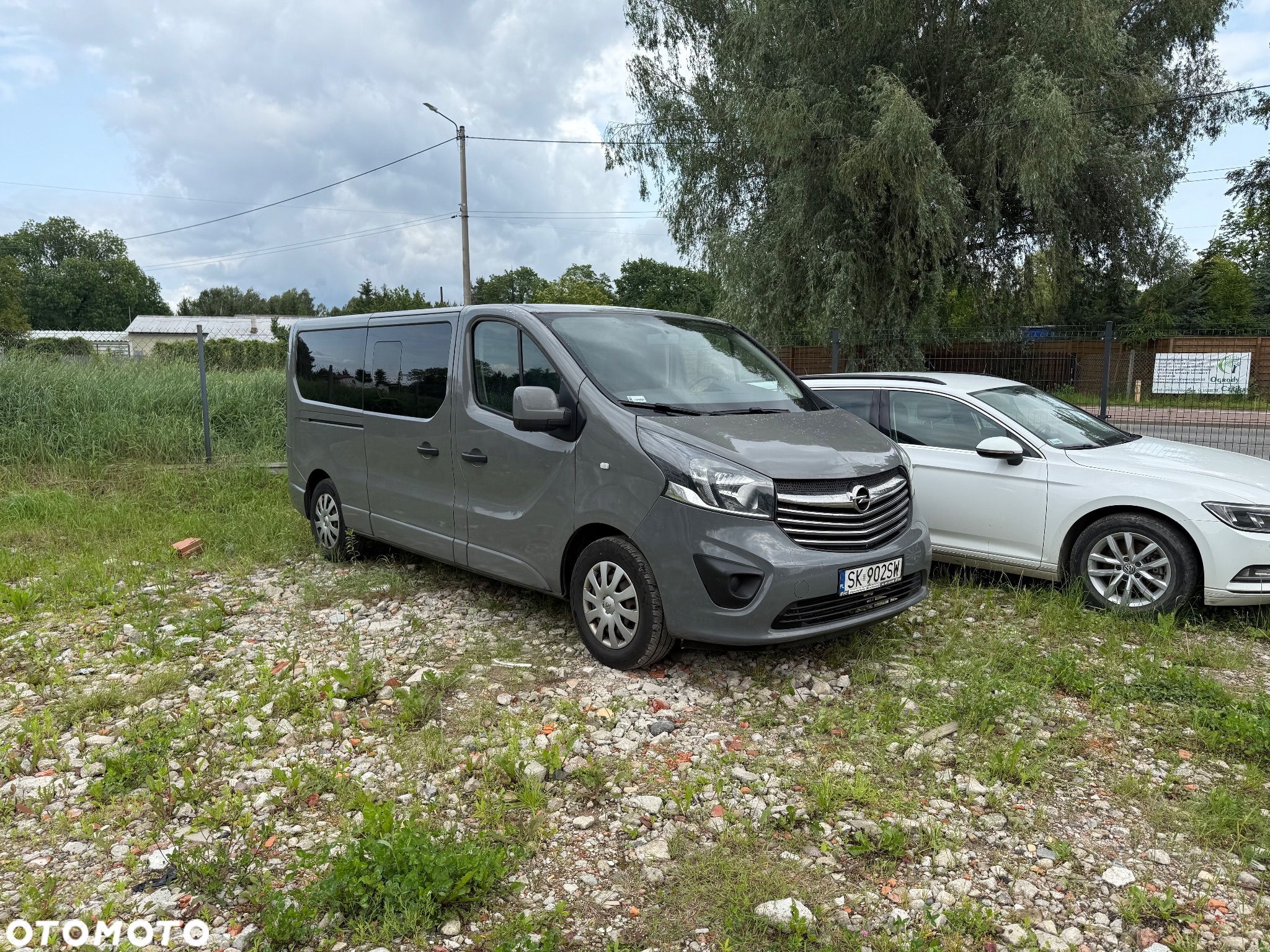 Opel VIVARO 9 osób szary salon Polska - 8