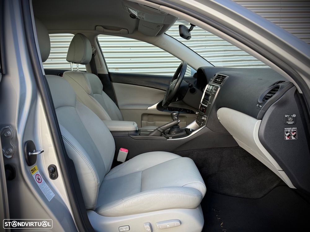 Lexus IS 220 d P.Luxury 4D - 10