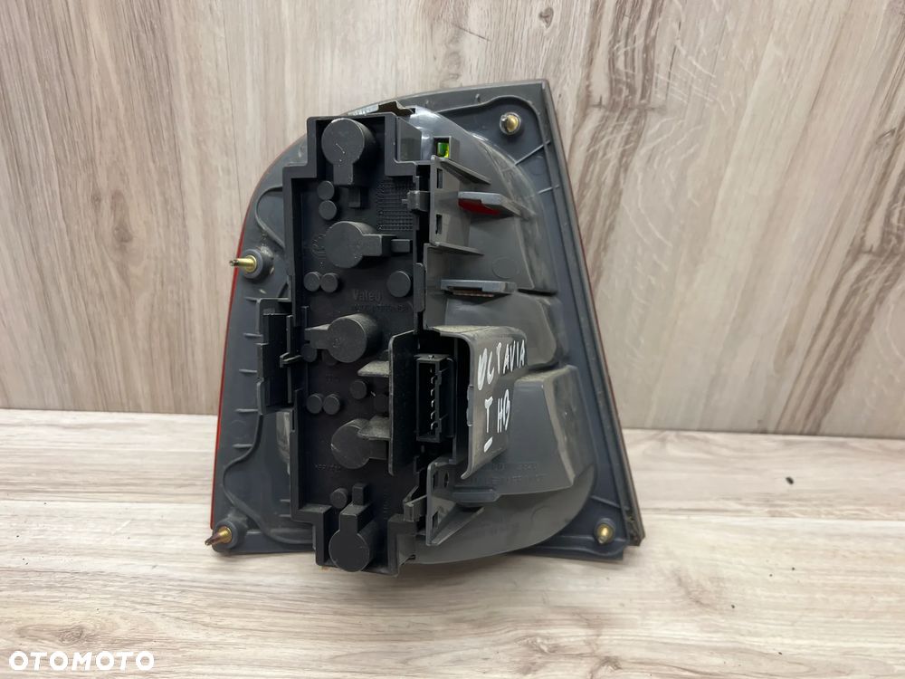 LAMPA TYLNA PRAWA SKODA OCTAVIA I HB - 2