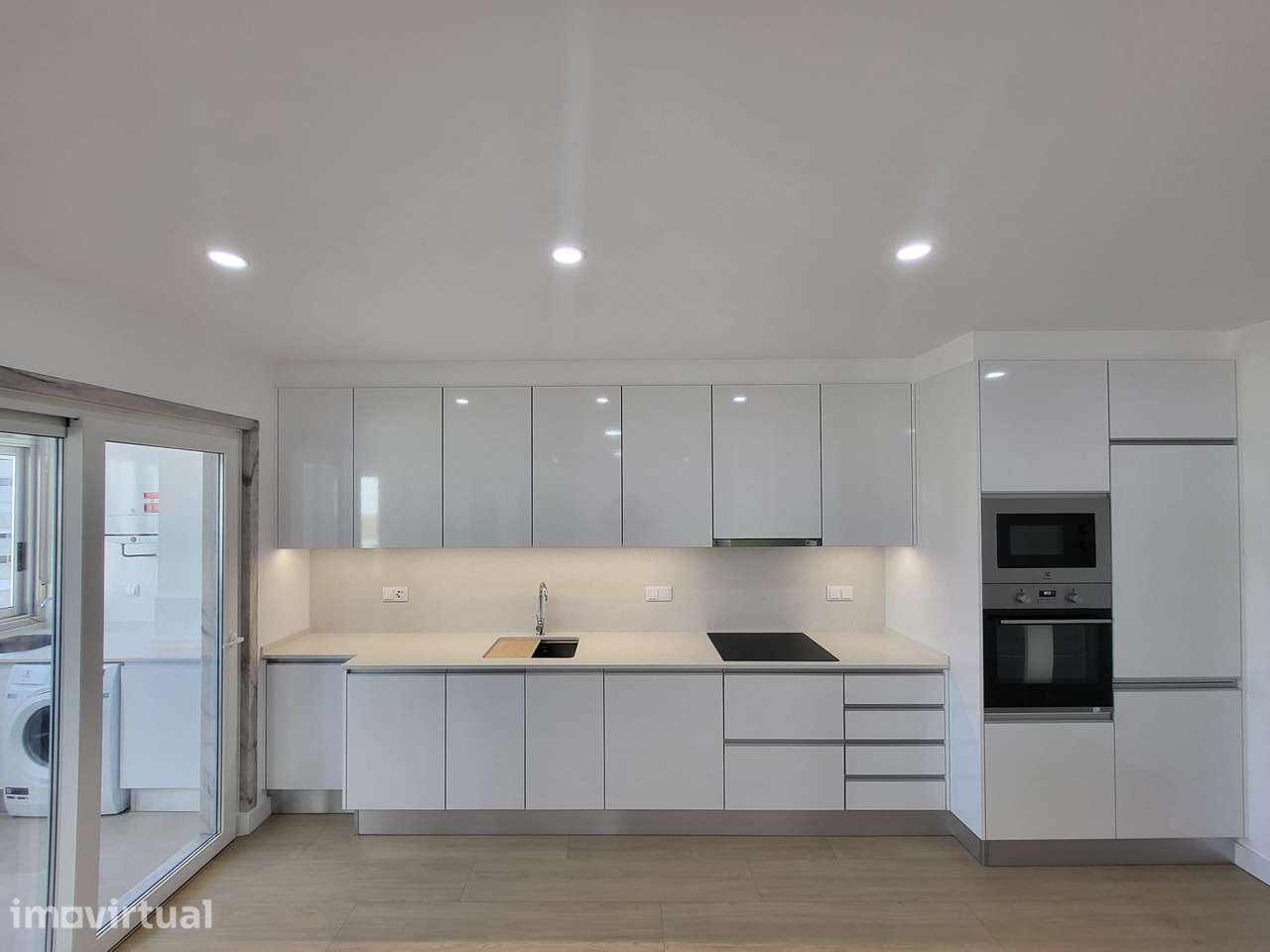 Apartamento T4 transformado em T3 - Totalmente remodelado - Grande imagem: 2/25
