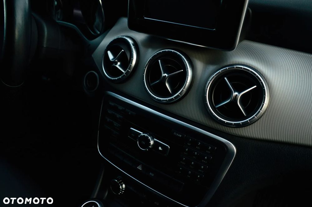 Mercedes-Benz CLA 200 Urban - 21
