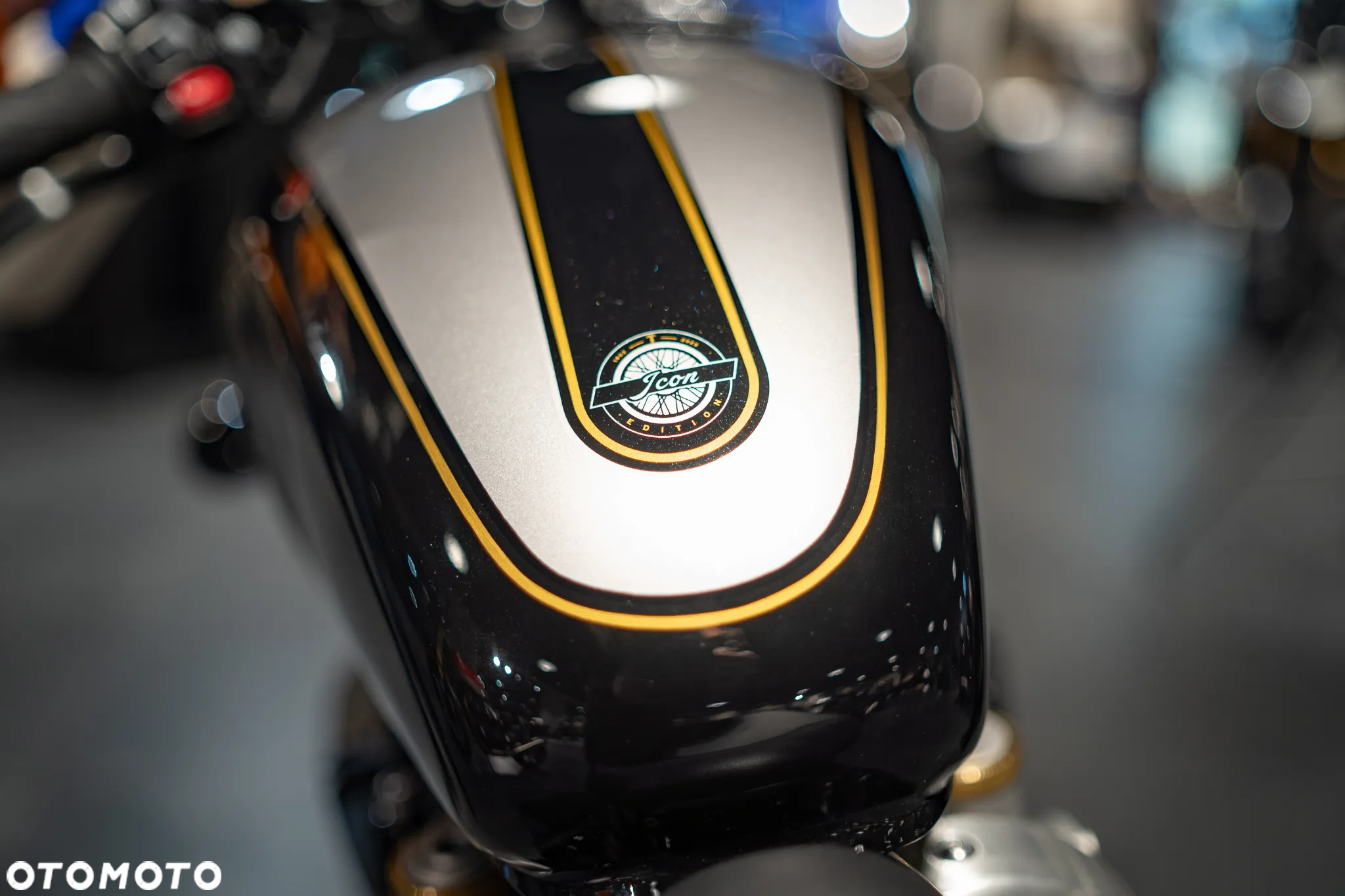 Triumph Bonneville Bobber - 11