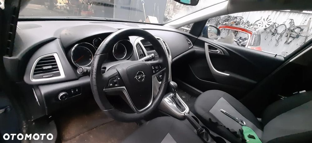 Opel Astra J hb Lakier z22a Drzwi prawy tył  Klapa tył   Deska Kokpit Poduszka deski i kierownicy Szyba Przód z sensorem _ czujnikiem Zawiasy przedniej  maski 20879202 lewy 20879203 prawy - 9