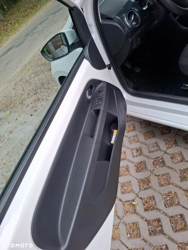 Volkswagen up! 1.0 beats - 9