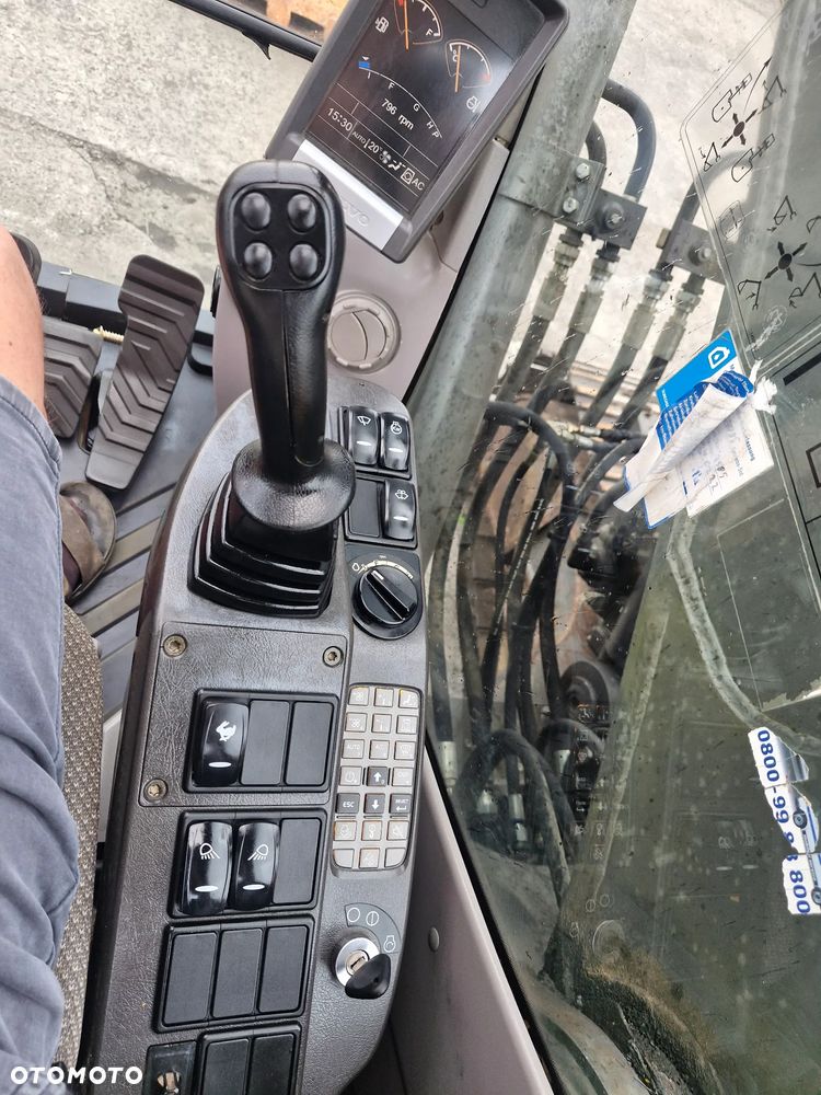 Volvo ECR235C - 8