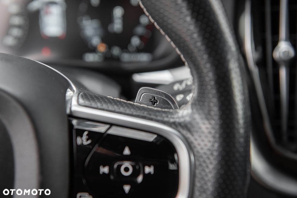 Volvo XC 60 D4 SCR AWD R-Design - 22