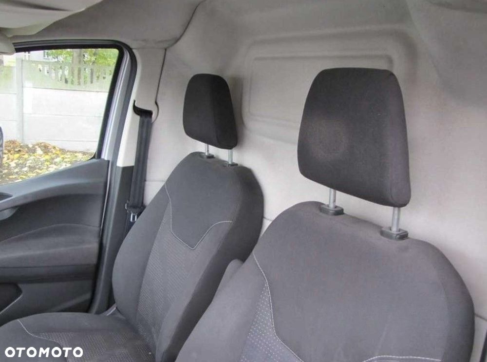 Ford Transit Courier - 12