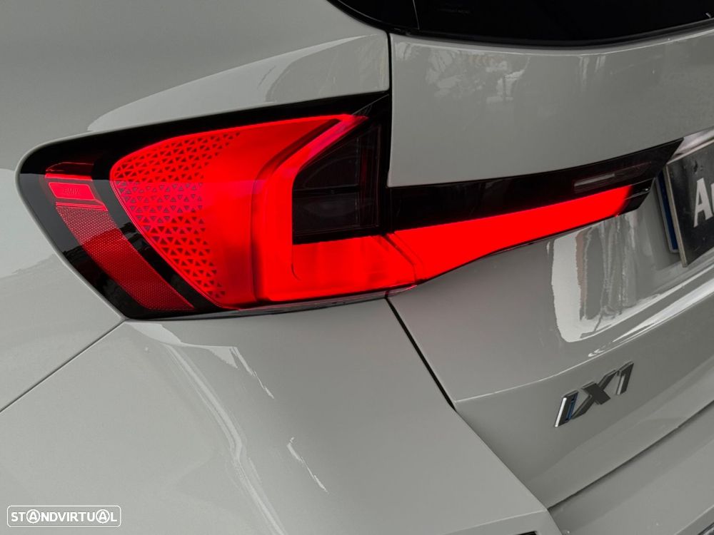 BMW iX1 eDrive20 Pack Desportivo M - 26