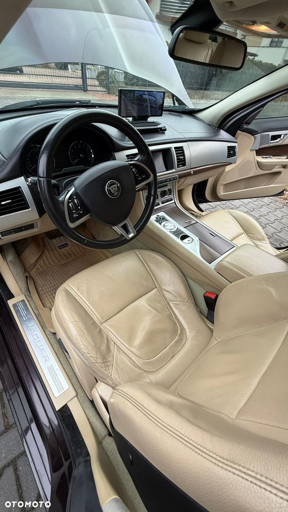 Jaguar XF 2.0 T Luxury - 17