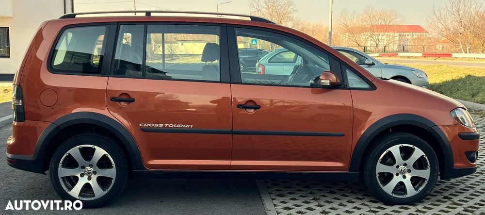 Volkswagen Touran 2.0 TDI DPF Cross - 10